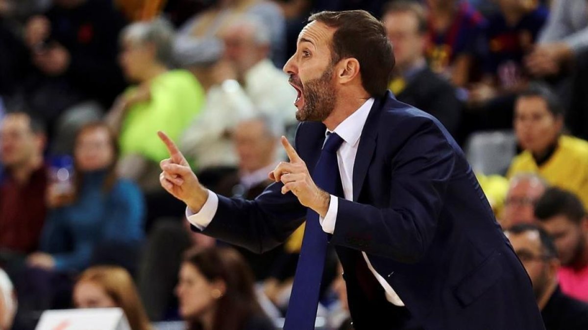 Sito Alonso, dirigiendo al Barça-EFE / ALEJANDRO GARCIA