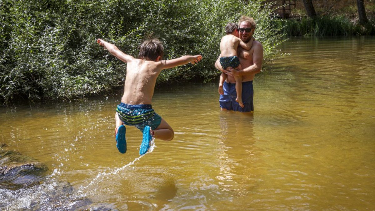 Chapuzones en el río dos días antes de batirse la temperatura máxima histórica vigente hasta ahora. MARIO TEJEDOR