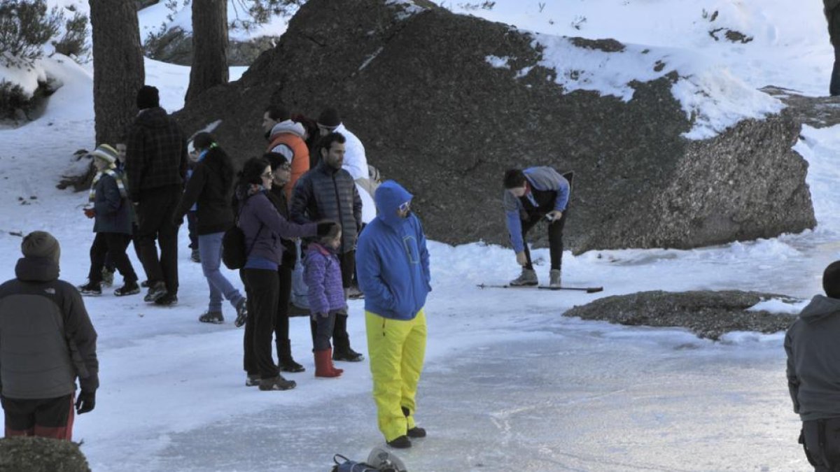 Turistas en la Laguna Negra de Urbión.-VALENTÍN GUISANDE