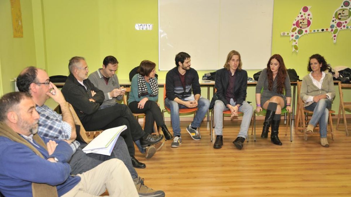 Asistentes a la reunión abierta con Pablo Fernández en el Centro Cívico Bécquer.-VALENTÍN GUISANDE