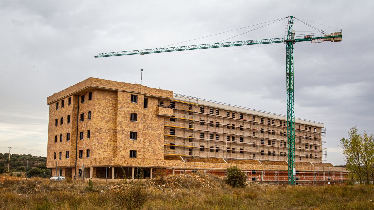 El edificio paralizado por la construcción de una quinta planta no recogida en el proyecto. MARIO TEJEDOR