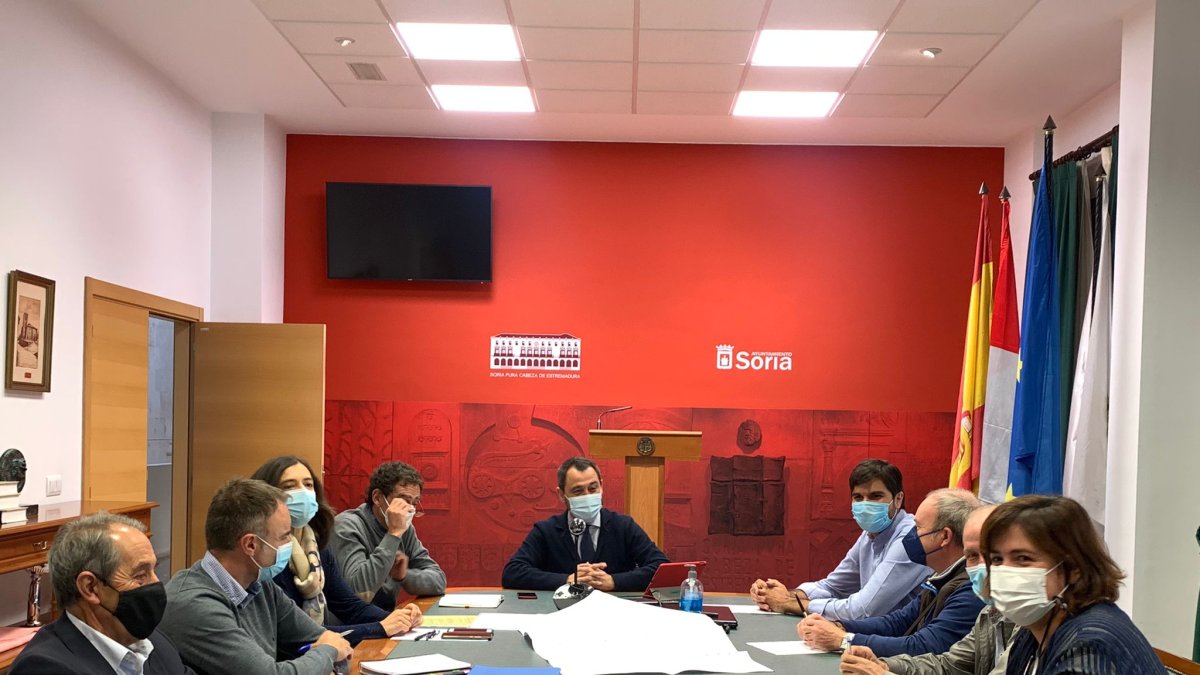 Reunión de trabajo entre el Ayuntamiento y los empresarios del polígono, la semana pasada. HDS