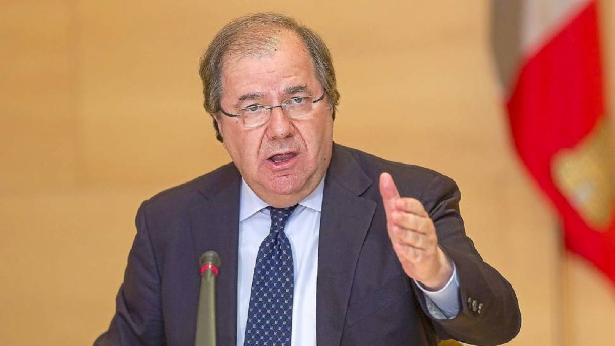 Herrera marca los tiempos, en su gesto con la mano derecha, en la comparecencia.-Pablo Requejo