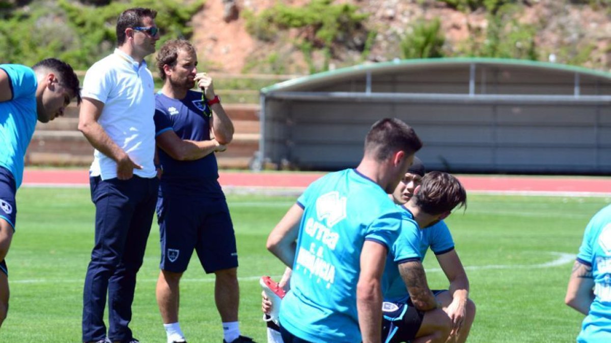 César Palacios junto a Jagoba Arrasate en un entrenamiento del equipo.-ÁLVARO MARTINEZ