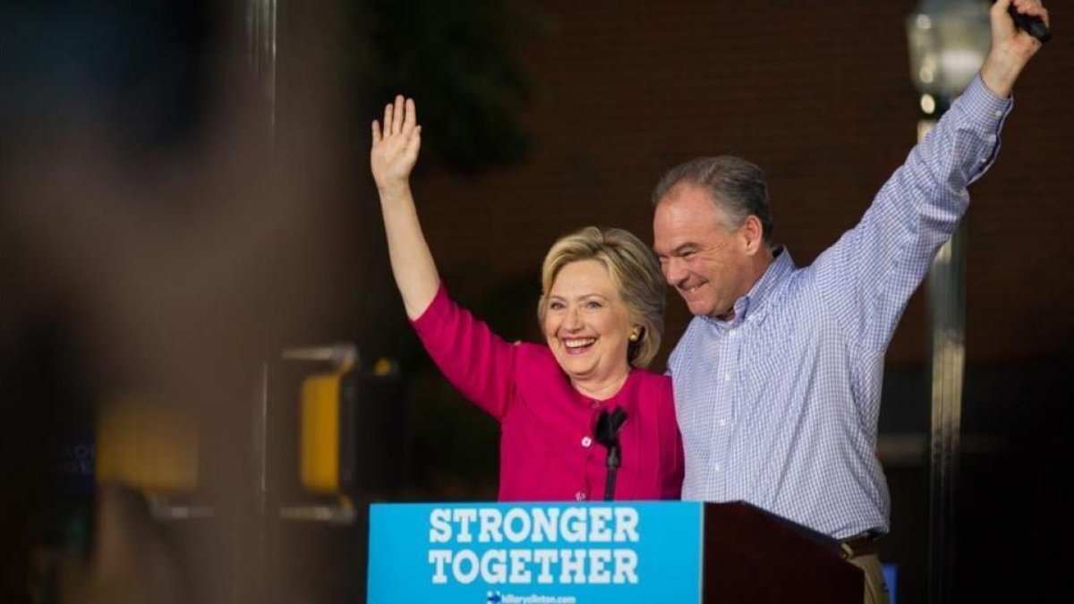Clinton (izq) y el candidato a vicepresidenteTim Kaine, en un mitin en Broad Street Market, en Harrisburg, este viernes.-AP / ALEX DRIEHAUS