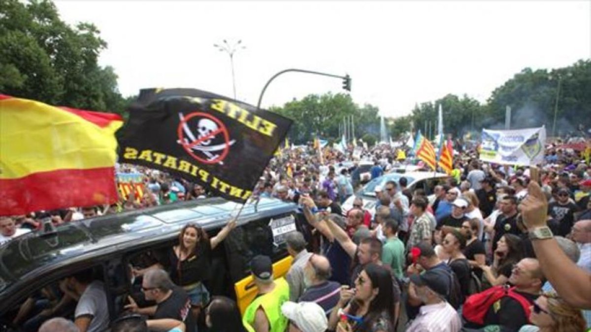 Protesta de taxistas en Madrid contra Uber y Cabify, el 30 de mayo.-DAVID CASTRO