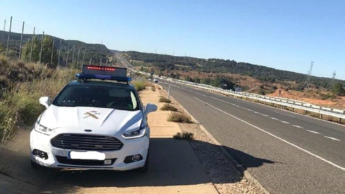 El coche de la Guardia Civil en el punto donde fue ‘cazado’ el conductor.-HDS