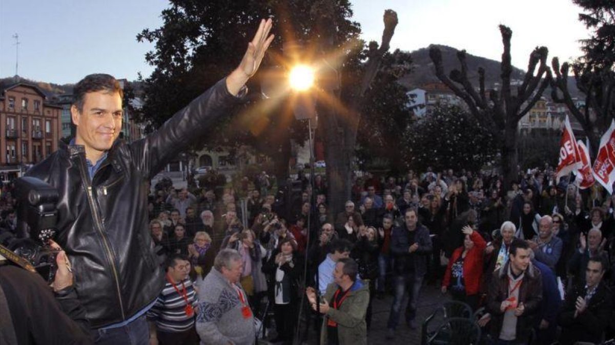 El exlíder del PSOE Pedro Sánchez, en un acto con militantes en Asturias.-EFE / ALBERTO MORANTE