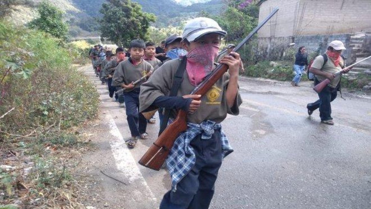 Niños como policías comunitarios en Guerrero, México.-TWITTER
