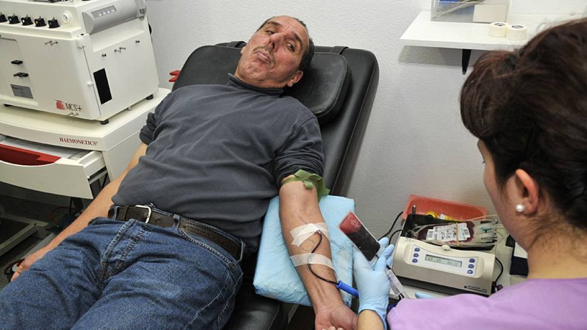Donación de sangre por parte de la comunidad musulmana ayer en el hospital.-VALENTÍN GUISANDE