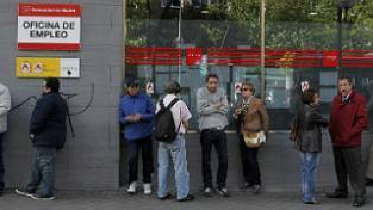 Fila a las puertas de una oficina de empleo.-Foto: AP