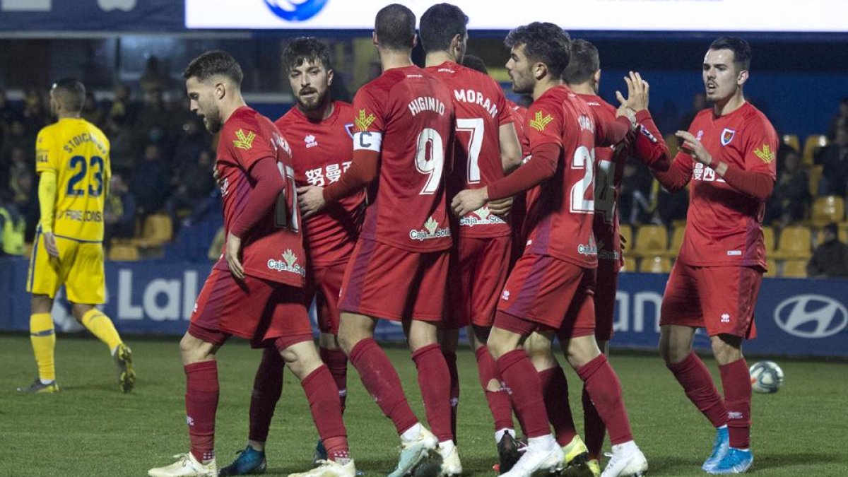 Los jugadores del Numancia se abrazan para celebrar el gol del definitivo empate a dos goles en Alcorcón.-Área 11
