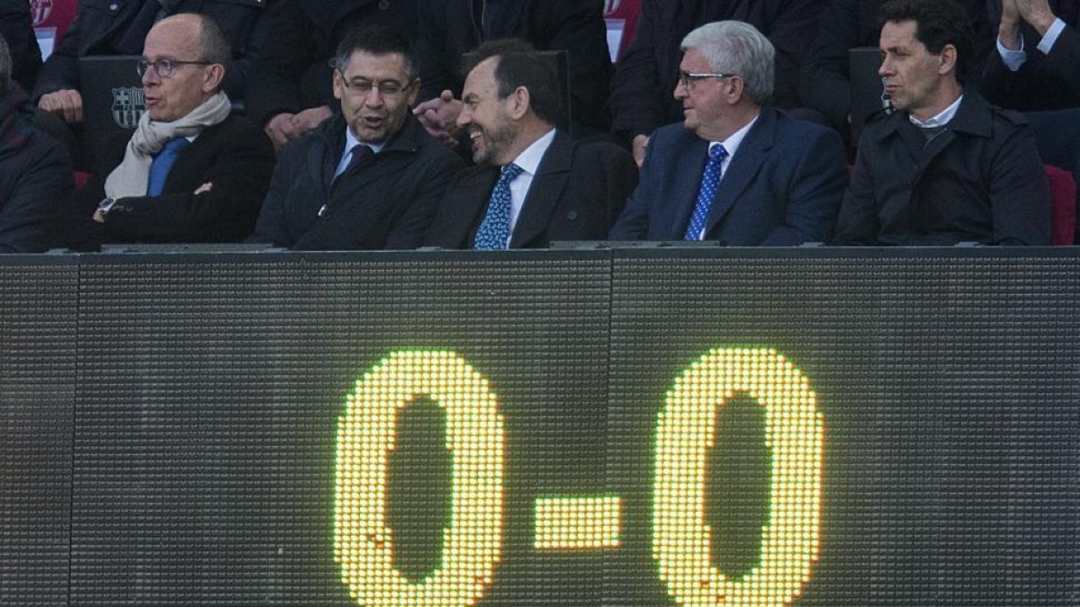 El 0-0 se refleja en el marcador por debajo del palco con el presidente Josep Maria Bartomeu.-JORDI COTRINA