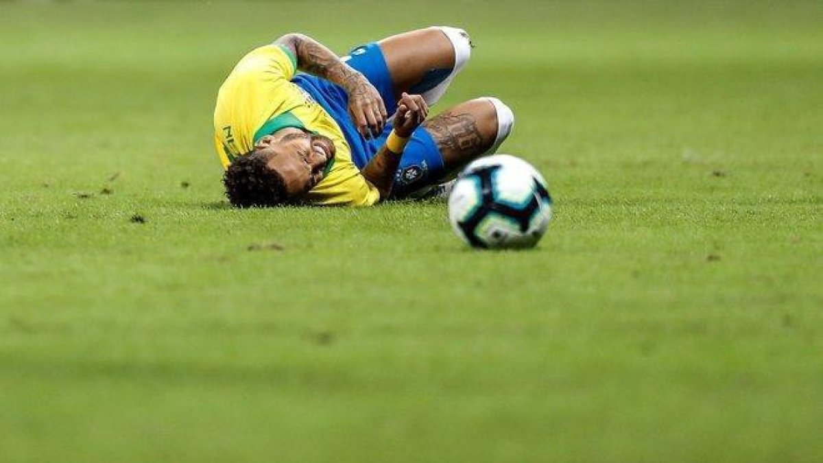 Neymar se dobló el tobillo en un balón disputado con el catarí Assim Madibo.-EFE