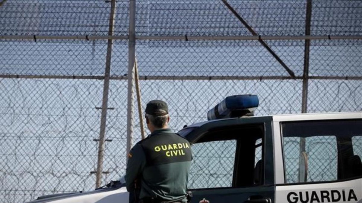 Un guardia civil vigila la zona fronteriza de Marruecos con Melilla, en una imagen de archivo.-JOSE LUIS ROCA