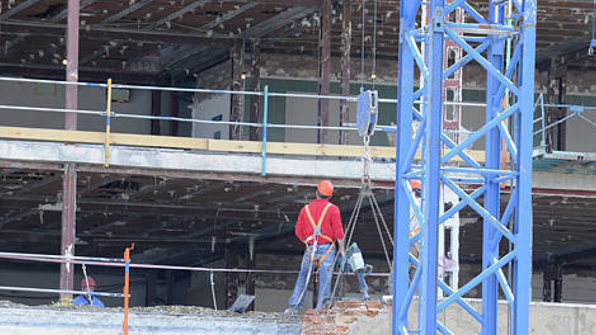 Pisos en construcción en la capital soriana. / VALENTÍN GUISANDE-