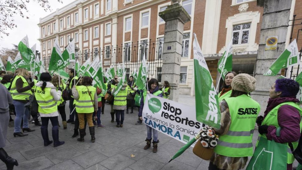 Concentración de Satse a las puertas de la Consejería de Sanidad.-Ical