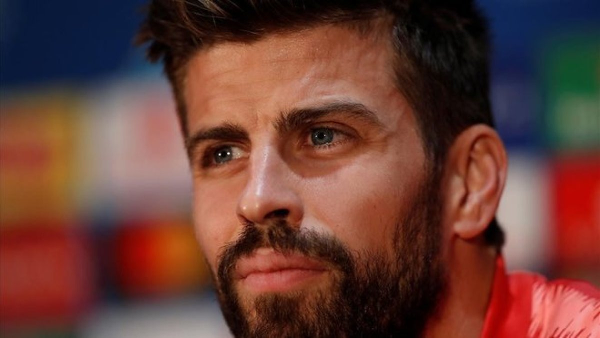 Piqué, en la sala de prensa de Old Trafford.-REUTERS / LEE SMITH