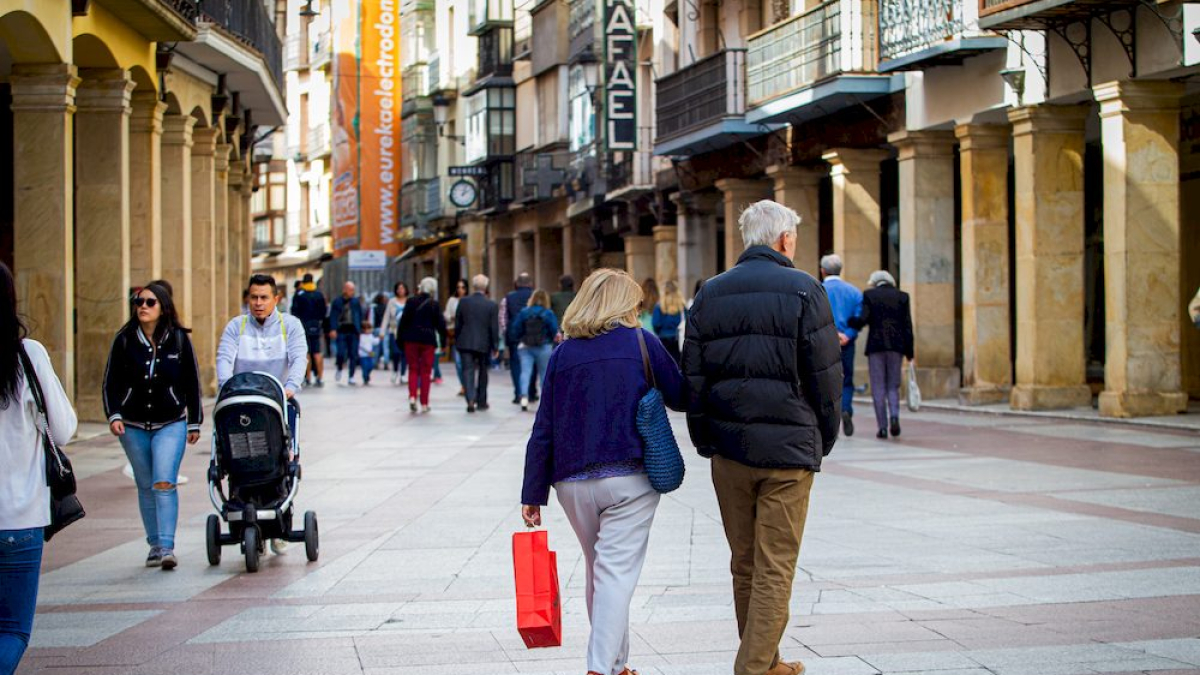 Día 'de chaquetilla' en la capital. MARIO TEJEDOR
