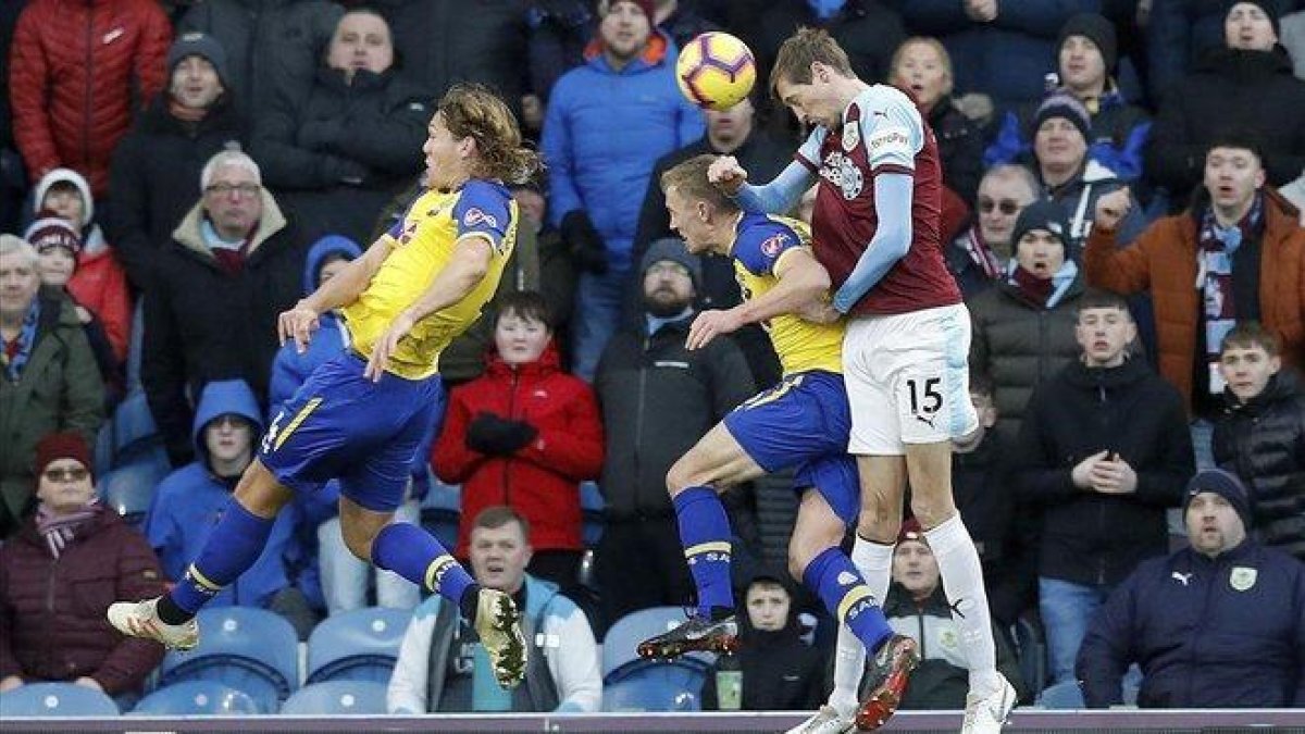 Peter Crouch, en la imagen rematando de cabeza.-MARTIN RICKETT (AP)