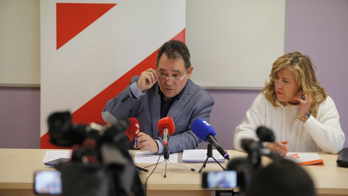 Saturnino de Gregorio junto a María de los Ángeles Morales, los dos concejales de Cs en la capital. MARIO TEJEDOR