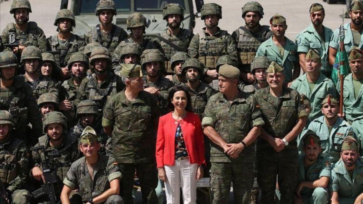 Margarita Robles, con las unidades de la Legión en Ronda.-DANIEL PEREZ