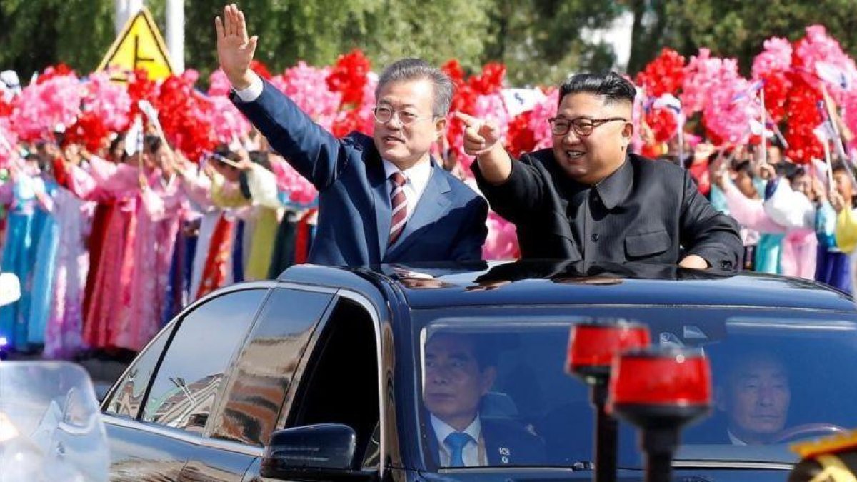 Moon Jae-in y Kim Jong-un saludan a los ciudadanos norcoreanos que les han aclamado por las calles de Pyongyang.-REUTERS