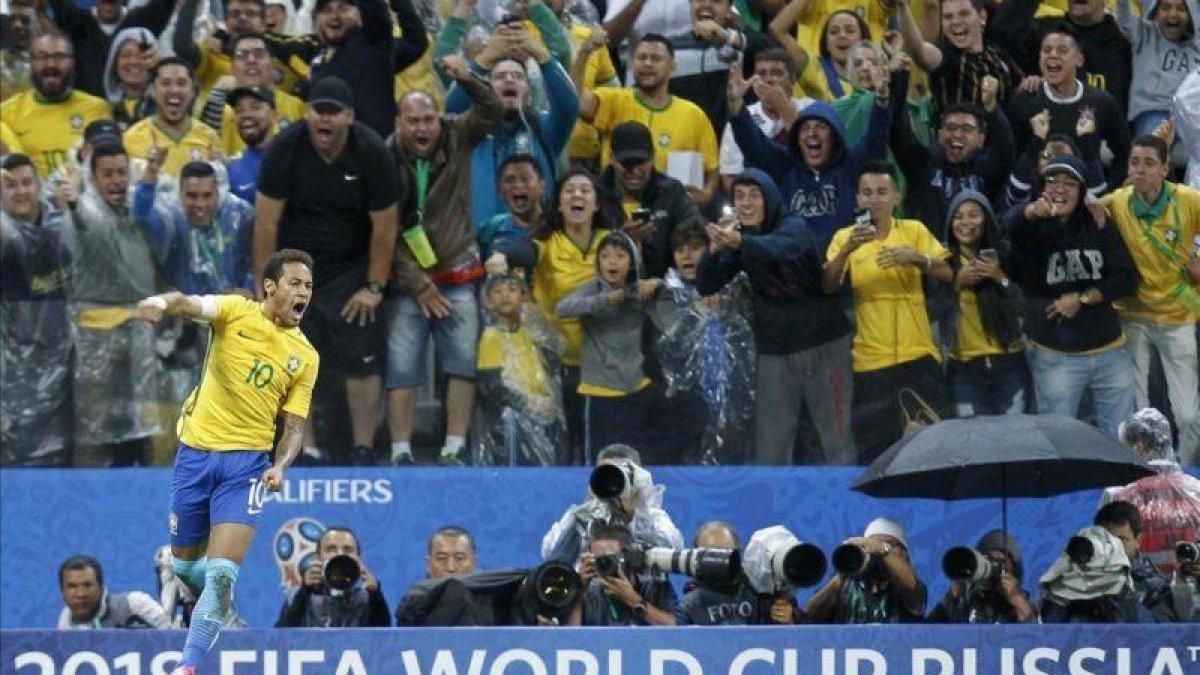Neymar celebra el gol conseguido ante Paraguay, que lo redimió tras fallar un penalti-SEBASTIO MOREIRA / EFE