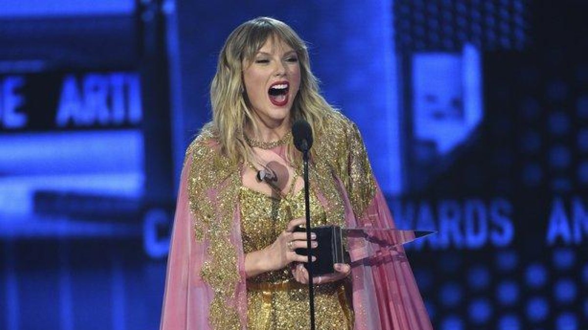 Swift, con su trofeo de ’artista de la década’ de los American Music Awards.-AP / CHRIS PIZZELLO