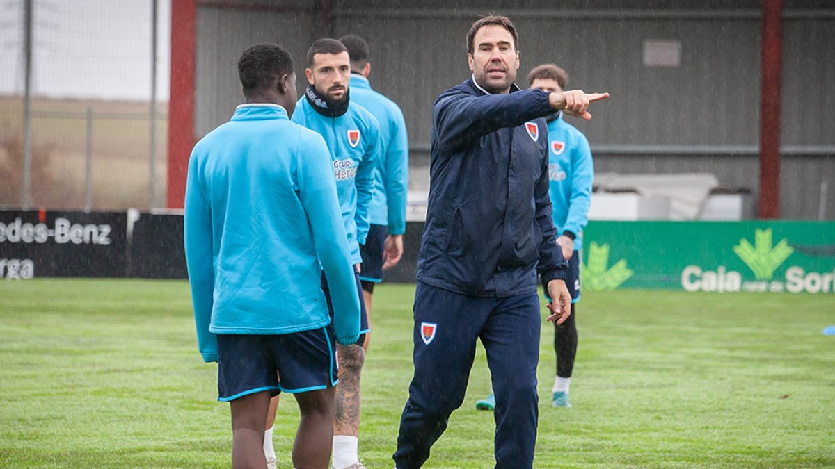 Iñaki Bea da instrucciones a sus jugadores durante un entrenamiento en la ciudad deportiva. GONZALO MONTESEGURO