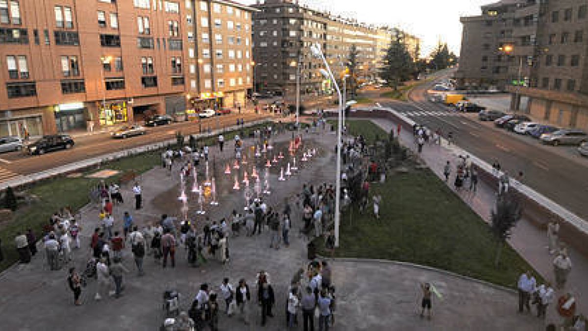 Muchos fueron los sorianos que no se quisieron perder la inauguración del Centro Cívico. / V.G.-