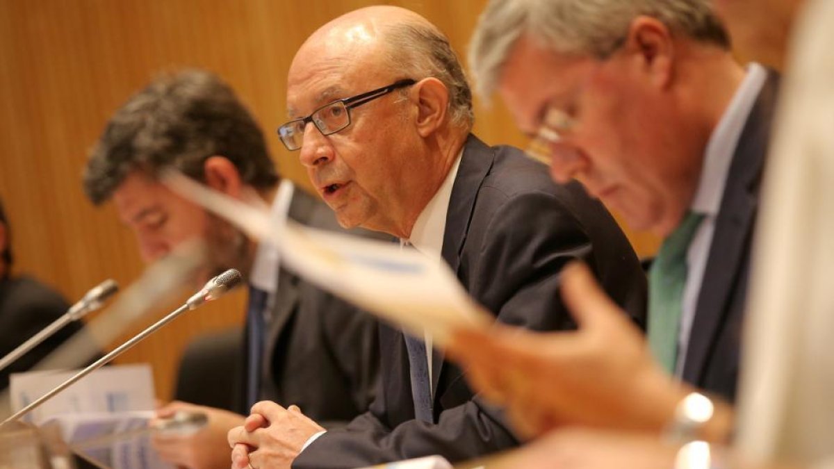 El nuevo proyecto de presupuestos generales del Estado presentado por el ministro Montoro prevé otorgar al catastro la competencia de determinar el valor de mercado de la vivienda.-JOSE LUIS ROCA (EL PERIÓDICO)