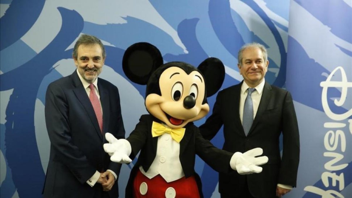 El presidente de Telefónica, Luis Miguel Gilpérez, y el consejero delegado de Disney España, Simón Amselem.-PACO CAMPOS / EFE
