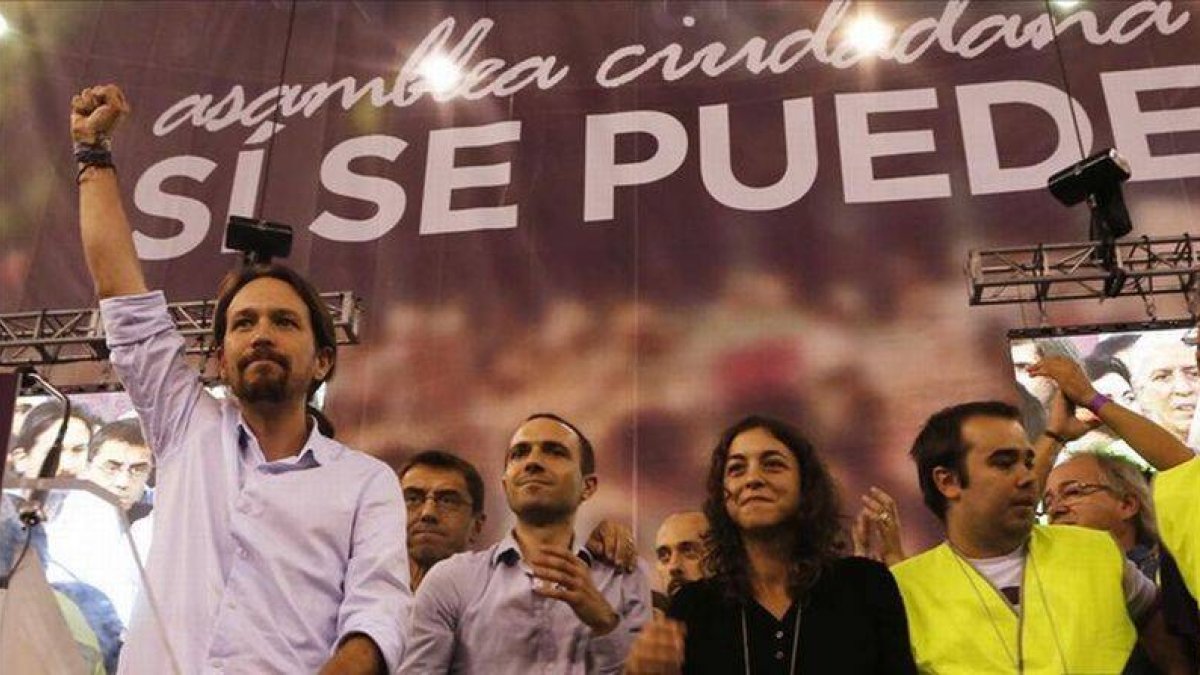 Pablo Iglesias, con el puño en alto, en la asamblea ciudadana de Podemos el pasado 19 de octubre en Madrid.-Foto: AGUSTÍN CATALÁN