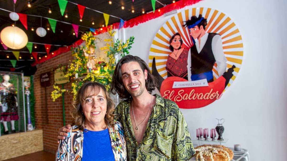 Los jurados de la cuadrilla de El Salvador, Isidora Blázquez y Alberto Molinero, presentan el local de cuadrilla desde el que ejercerán la 'máxima responsabilidad' de las fiestas de San Juan de Soria.