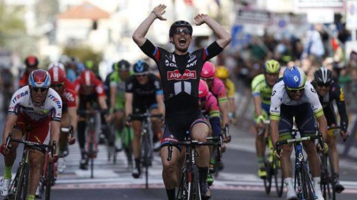 Degenkolb levanta los brazos en la meta de la 'Classicissima'.-Foto: AFP / VALERY HACHE