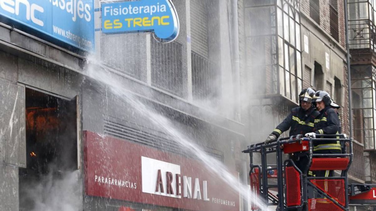 Incendio del cuadro eléctrico de un edificio ubicado en la avenida Ordoño II de la capital leonesa-Ical