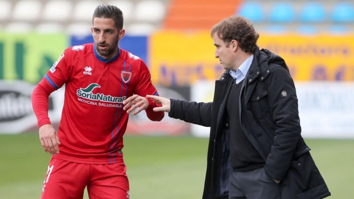 Jagoba Arrasate da instrucciones a Marc Mateu en el partido de ayer.-ÁREA 11