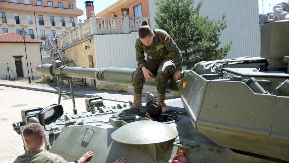 Los militares en uno de los carros de combate estacionados en las calles de Navaleno. -R. F.