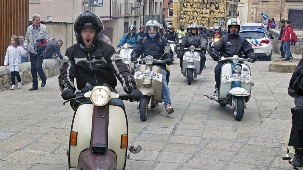 Lambrettas llegadas de todo el mundo tomaron la plaza Mayor.-MARIO TEJEDOR