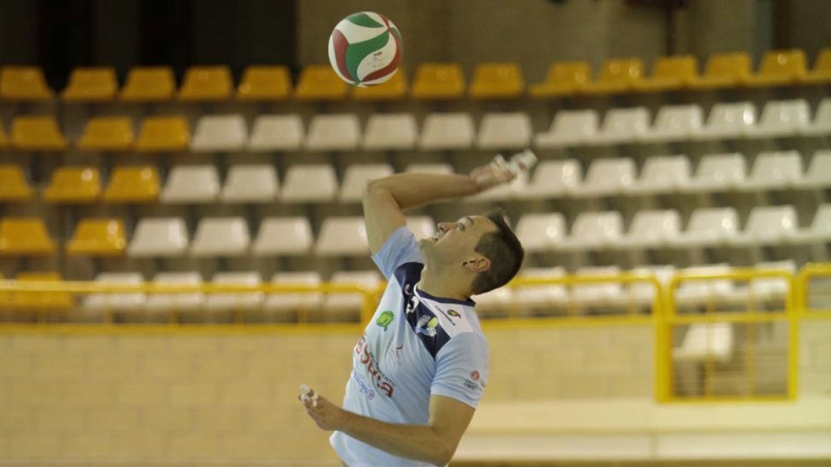 Manu Salvador no ha podido rendir al cien por cien por sus molestias en el tendón de Aquiles.-Diego Mayor