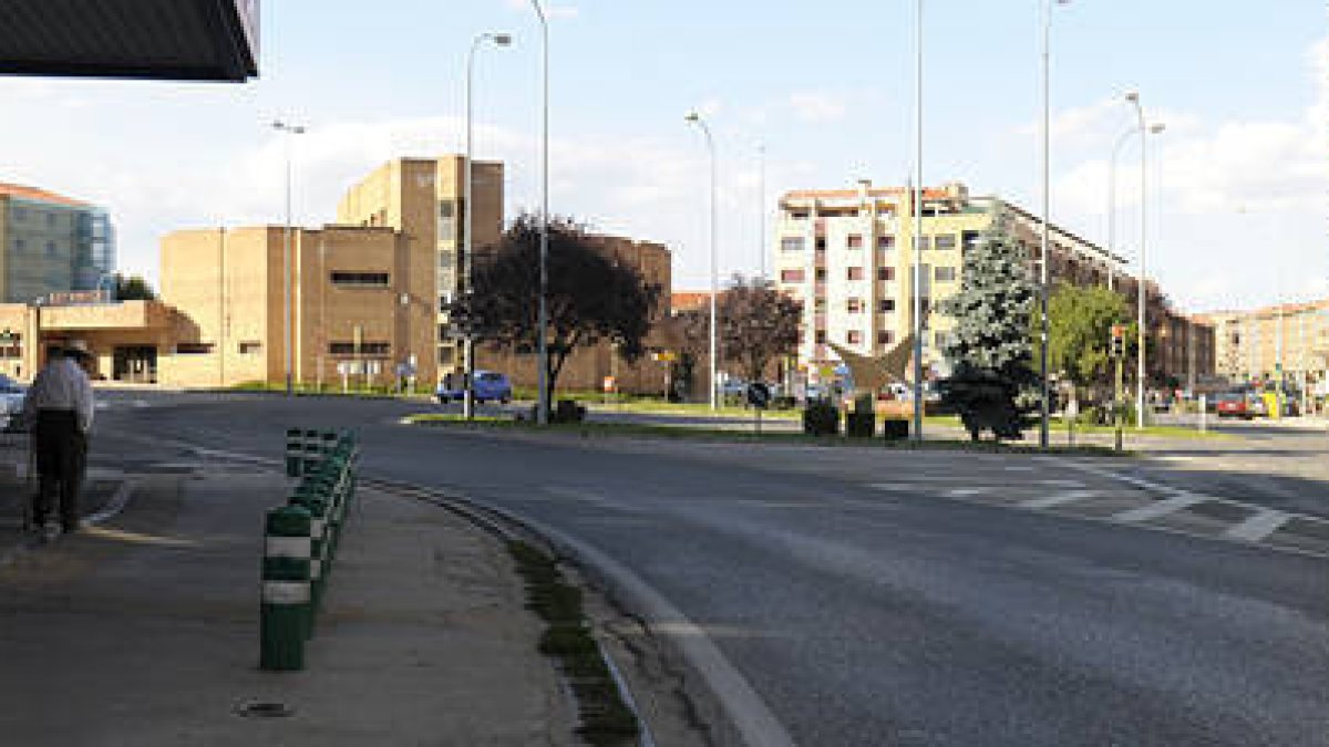 El entorno de la estación de autobuses donde se ubicará uno de los tres puntos limpios móviles. / VALENTÍN GUISANDE-