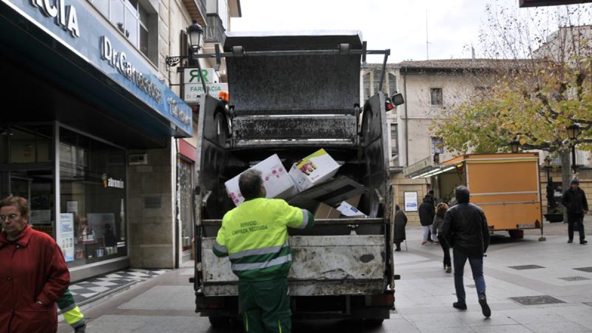 Recogida de cartones en el centro.-Luis Ángel Tejedor