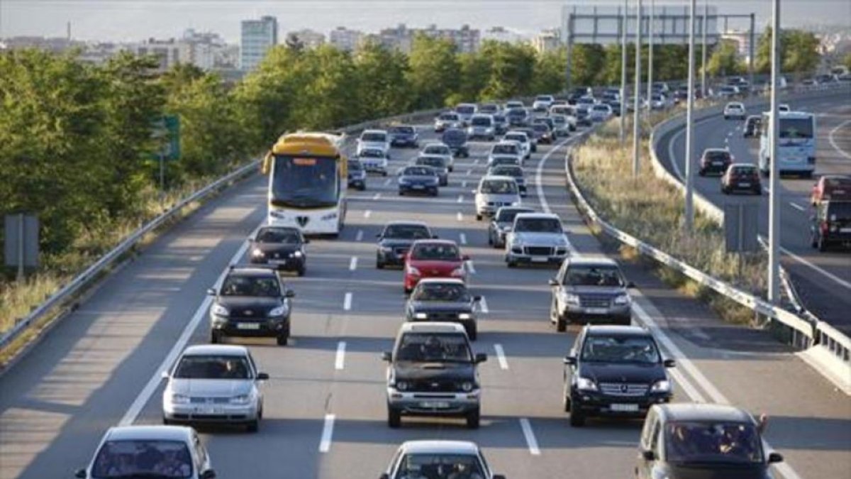 Caravana de vehículos en la autopista AP-7 (gestionada por Abertis), a la altura de La Roca del Vallès.-JOSEP GARCIA