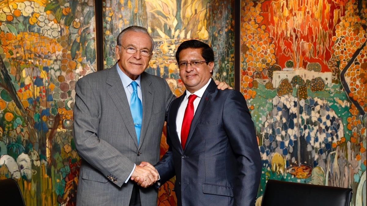 El presidente de La Caixa, Isidre Fainé, en una vistia a Perú. /-J.CASANOVA (CEDIDA)