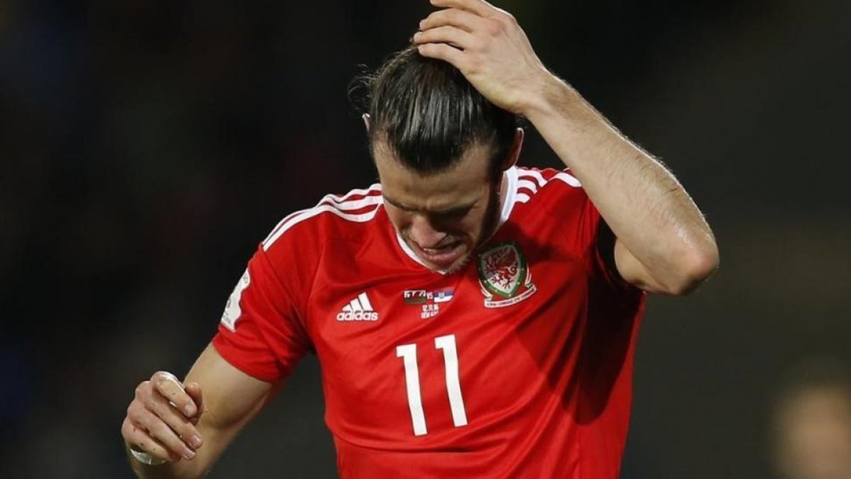Gareth Bale y su pareja están preocupados por los problemas que ha sufrido su familia por una 'guerra de bandas'.-REUTERS