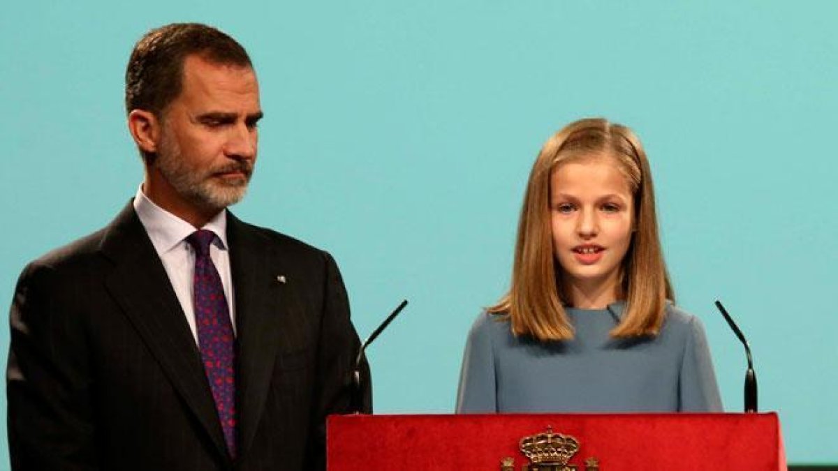 Leonor, durante la lectura de la Constitución, al lado de su padre, Felipe VI.-ATLAS