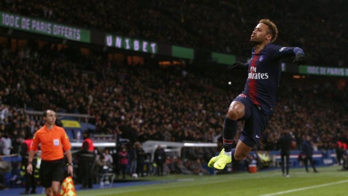 Neymar, la gran estrella del PSG, celebra el segundo gol de su equipo ante el Lille.-AP