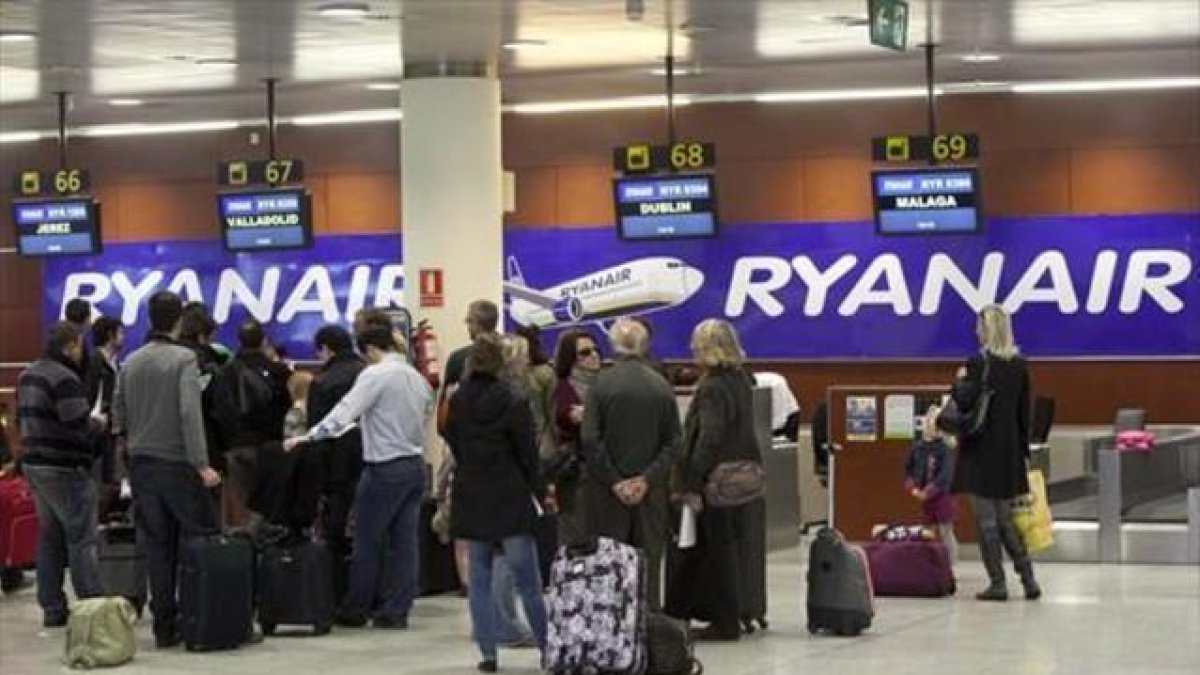 Pasajeros de Ryanair.-