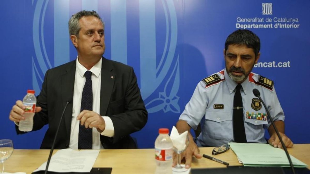 Rueda de prensa del conseller dInterior, Joaquim Forn, y el major de los Mossos dEsquadra, Josep Lluís Trapero.-ALBERT BERTRAN